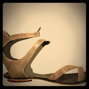 Cydwoq  pointed toe gladiator button sandles